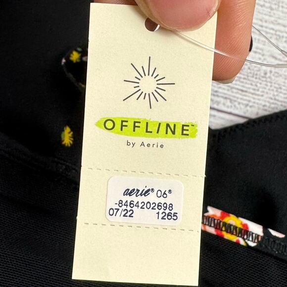 Offline By Aerie Goals True Black Floral Plunge Sports Bra Size Medium - Picture 12 of 13